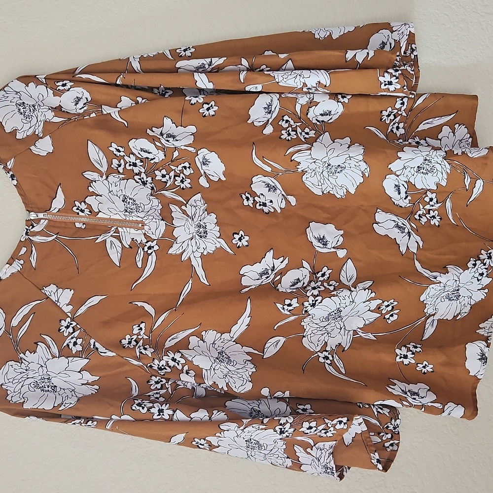 L Crescent Floral Top - Picture 3 of 4